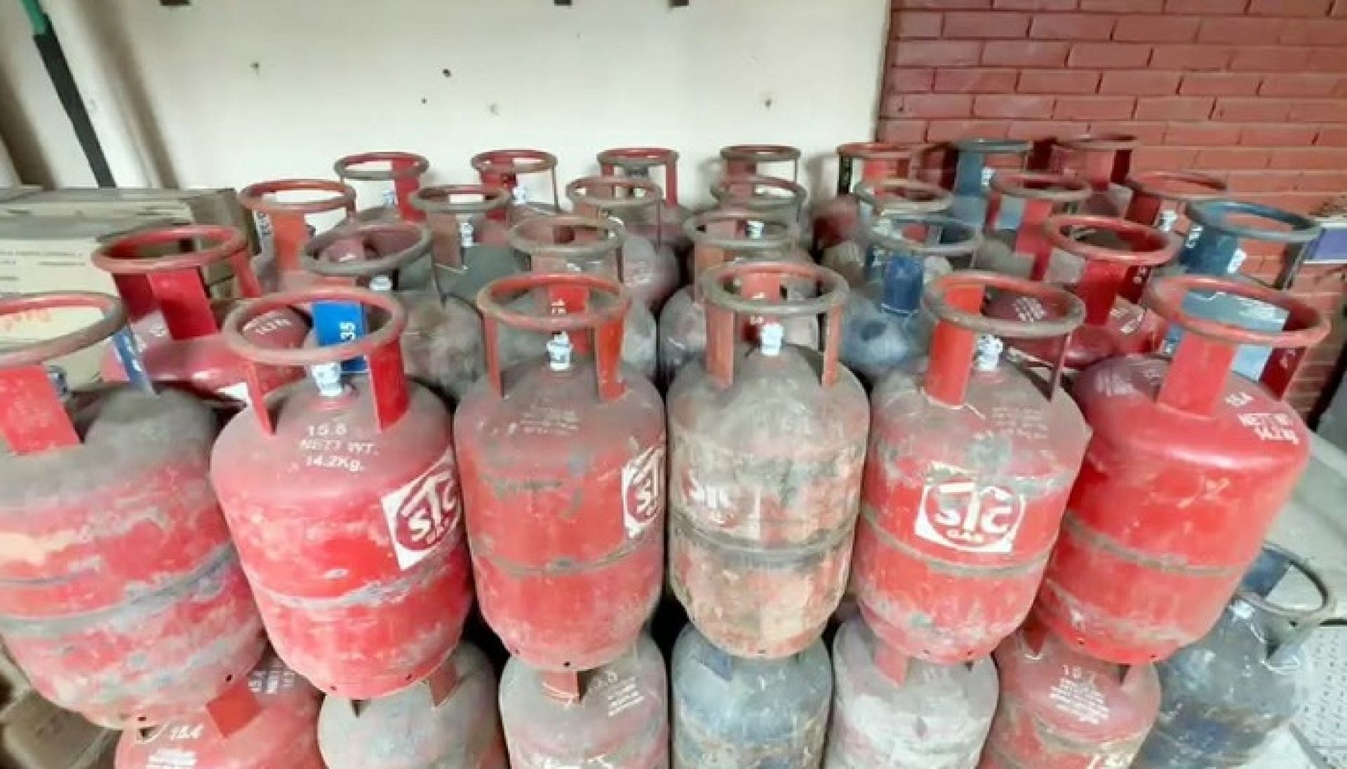 र्याडिसन होटलमा छापा, १८४ सिलिन्डर ग्यास लुकाएर राखेको भेटियो